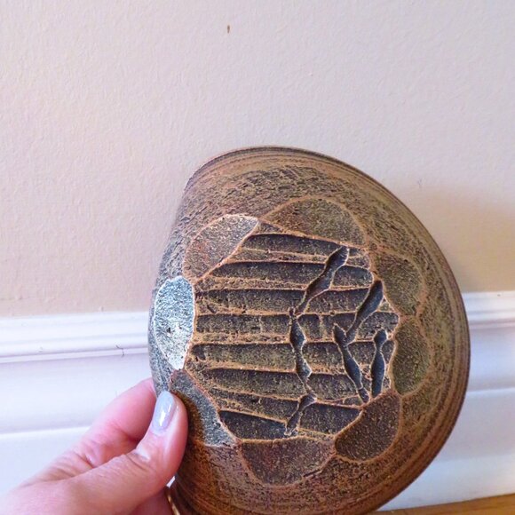 Vintage brown/green thumbprint free form stoneware bowl signed - Picture 3 of 5